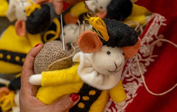Sjaal met Verhaal Pietermuis Vilt - Geel - Afbeelding 2